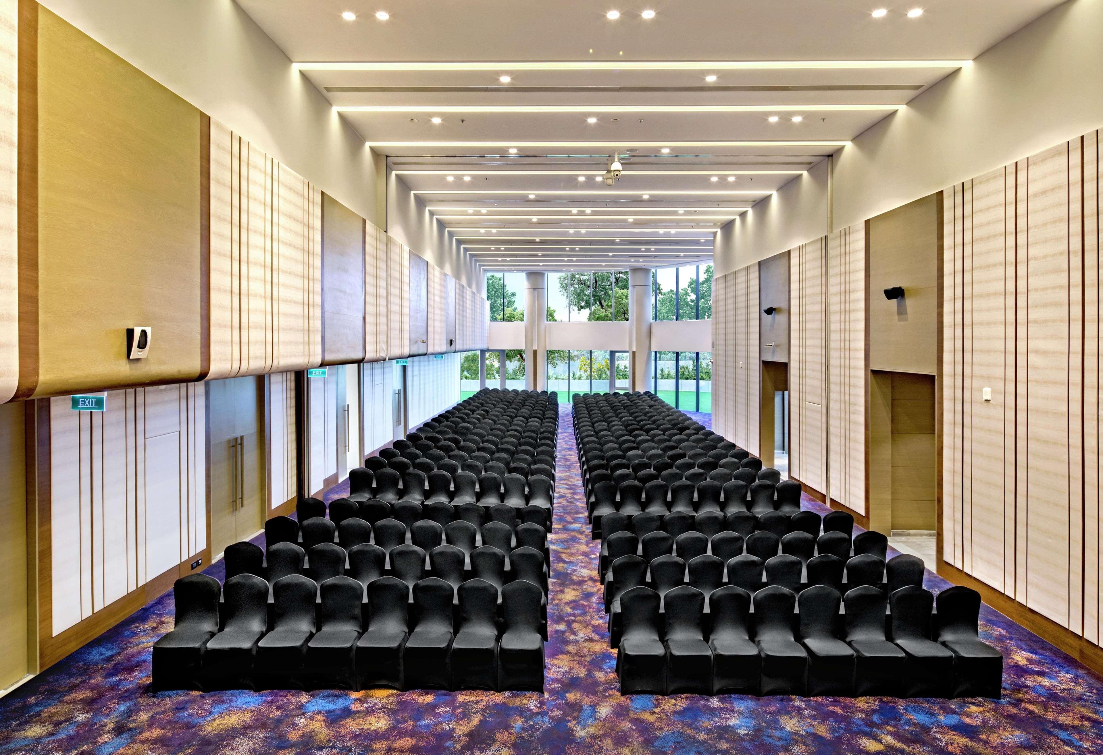 Doubletree By Hilton Ahmedabad Hotel Exterior foto