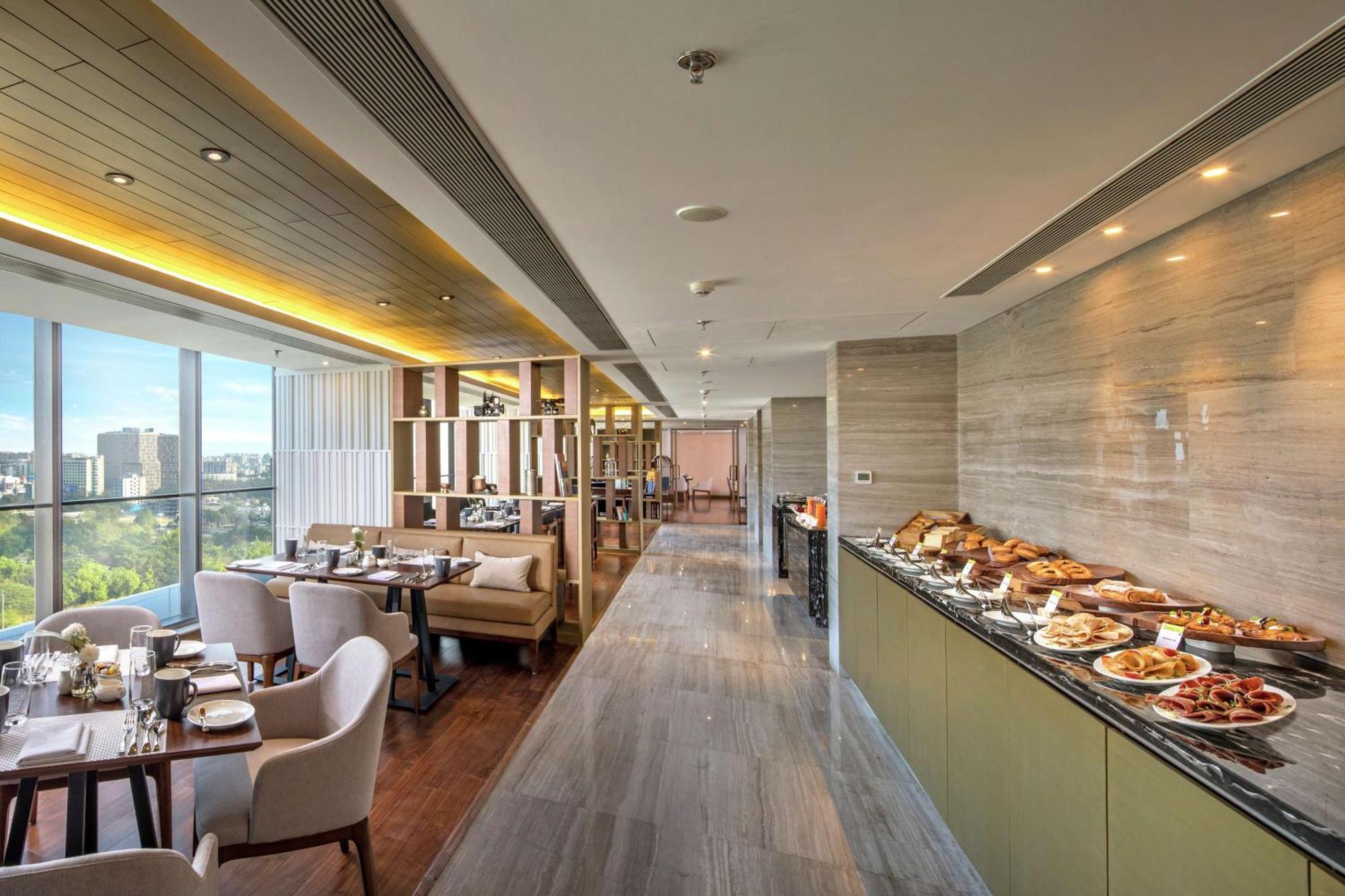 Doubletree By Hilton Ahmedabad Hotel Exterior foto